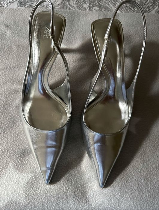 Sapatos prateados Zara