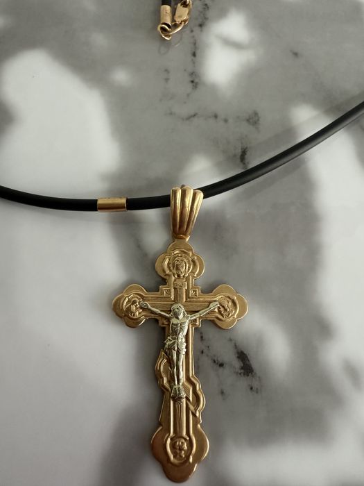 Золотой крестик со шнурком с золотыми встааками