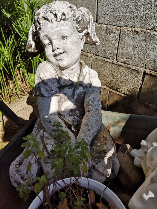 Duas estátuas de jardim