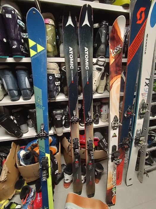 Szutrówka Atomic Backland z wiązaniem i foką