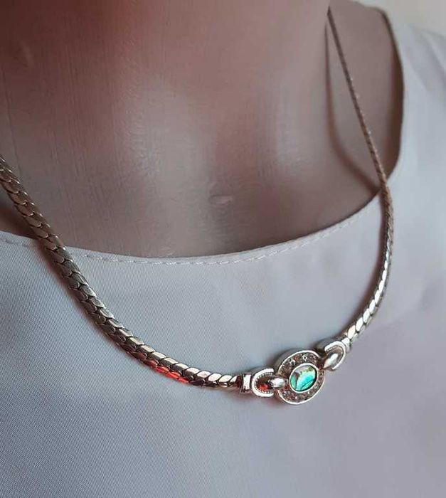 Колье с овальным кулоном гелиотис