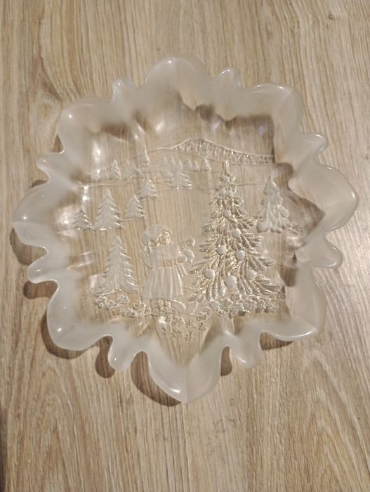 Patera świąteczna matowiona od spodu śred.25cm, głębokość 3,5cm...