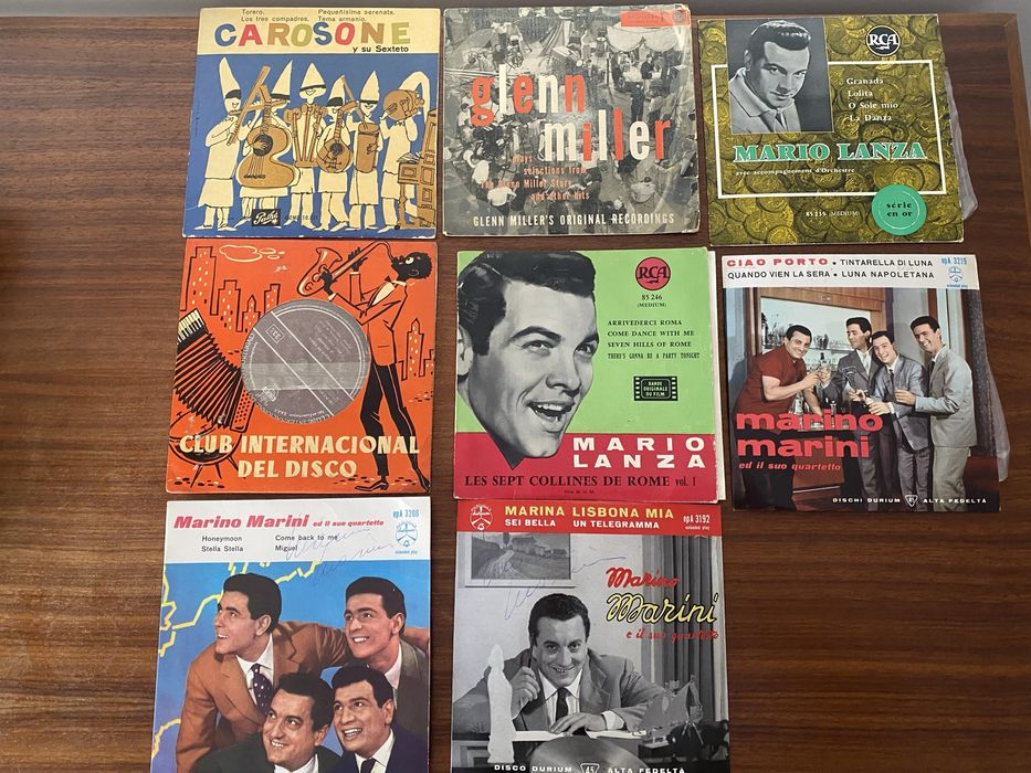 Conjunto de 17 singles em vinil com porta singles