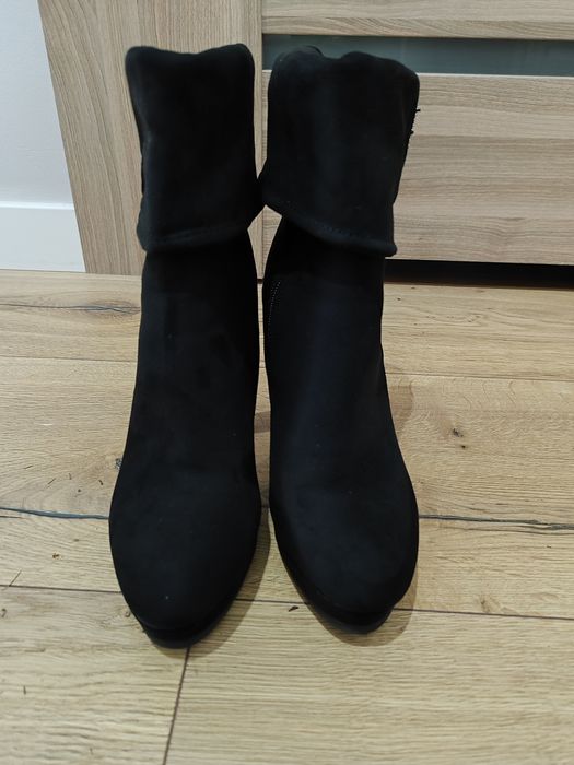 Eleganckie, wysokie buty czarne na obcasie