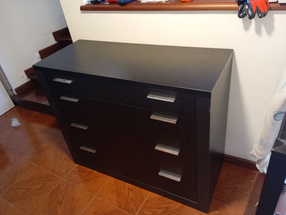Cómoda preta com 4 gavetas