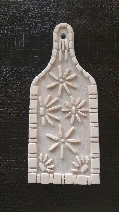 Drewniana deseczka z kwiatowymi motywami