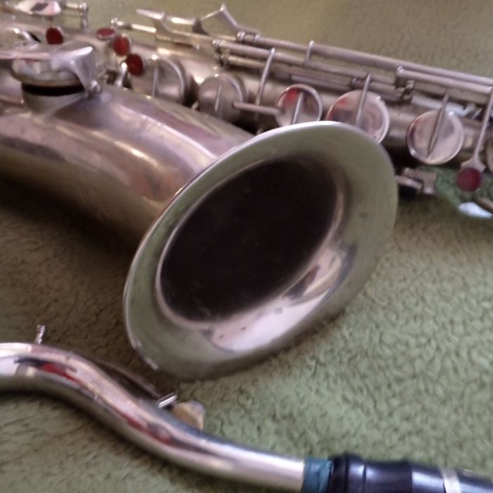 Продам саксафон з кейсом