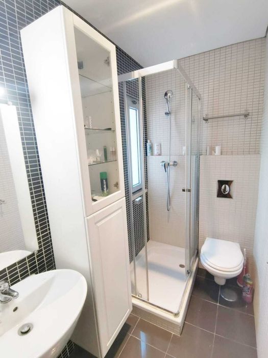 Um fantástico quarto na 147 m² duplex localizado na Parques das Nações