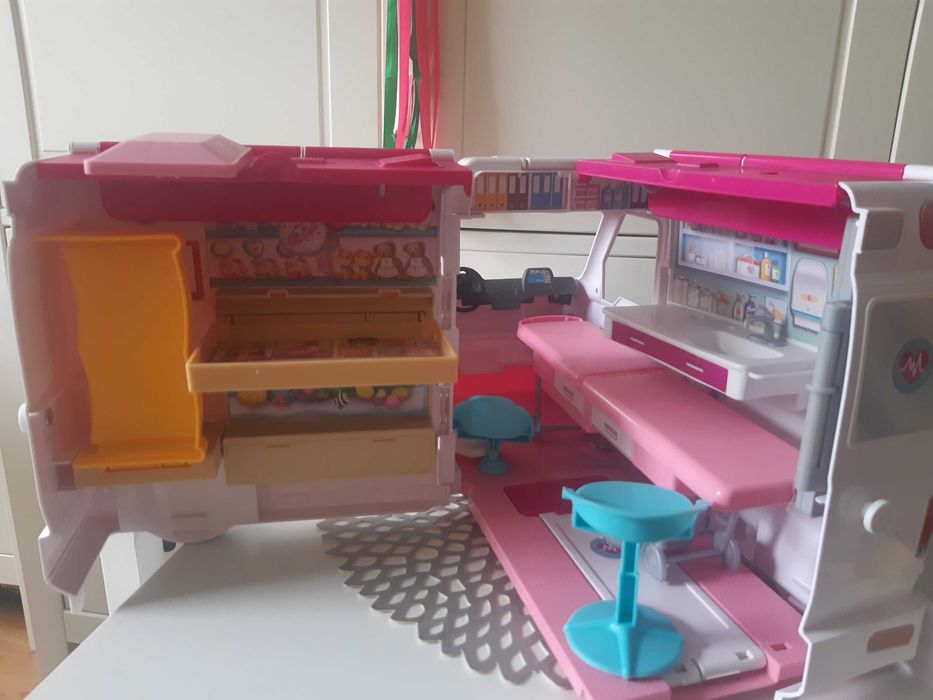 Mobilna klinka barbie- karetka.