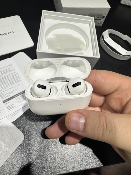AirPods Pro (MagSafe Case) Оригінал | Кейс живий, вуха риплять