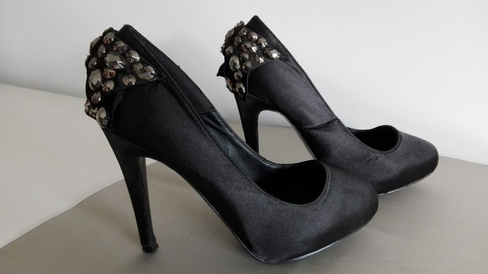 Sapatos 36em cetim preto com aplicação de lantejoulas em forma de laço