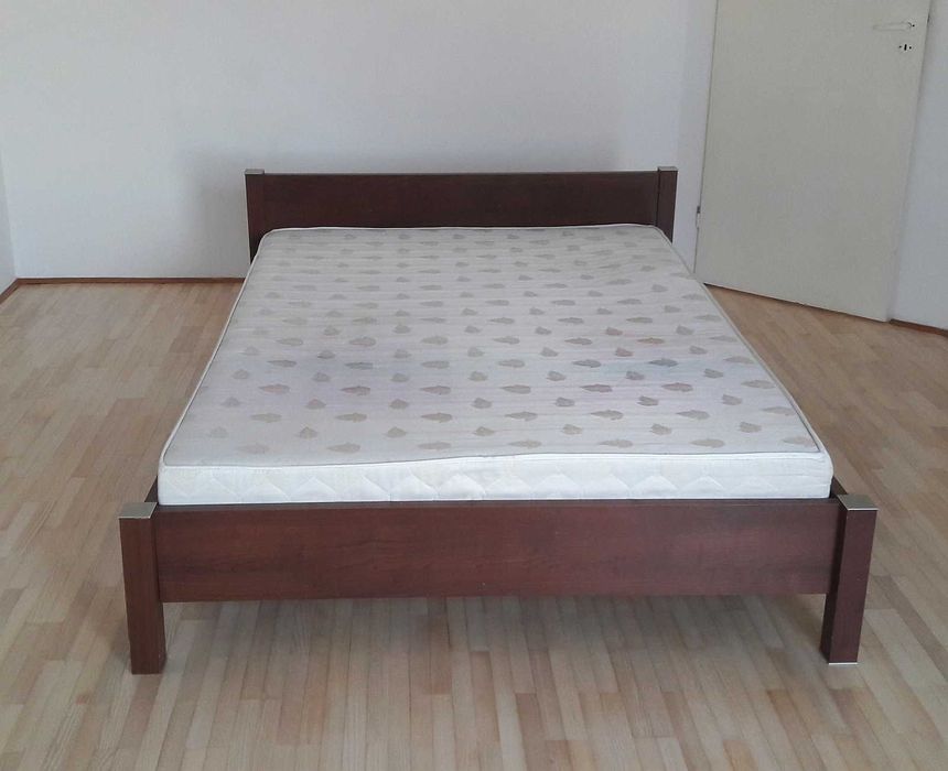 Łóżko ze stelażem i materacem 200x140