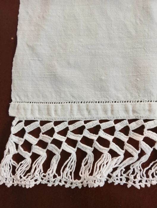 Toalha ou centro de mesa de linho caseiro com renda invulgar