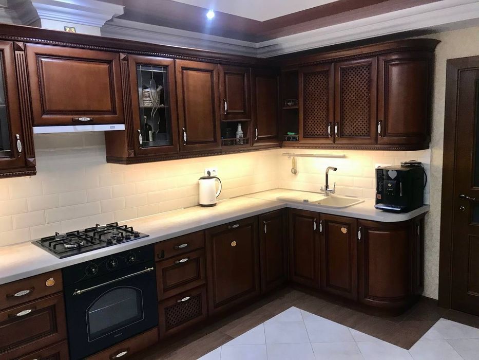 Продаж укомплектованого будинку з гаражем в районі Агропереробки!