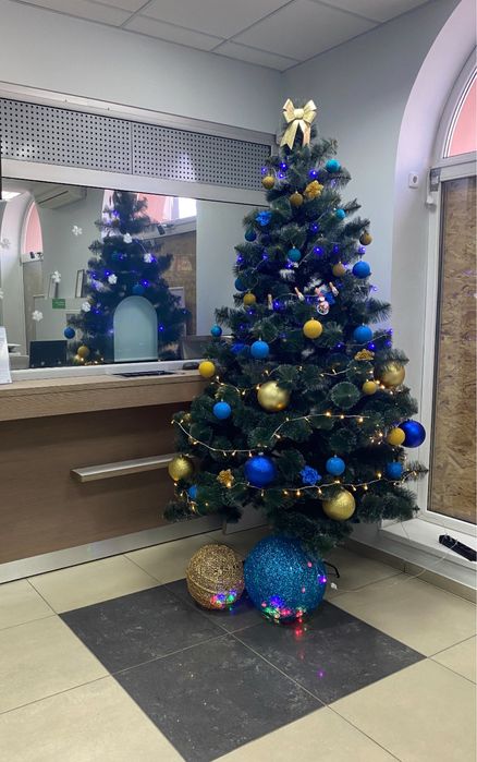 Ялинка штучна плюс у подарунок два декор шари