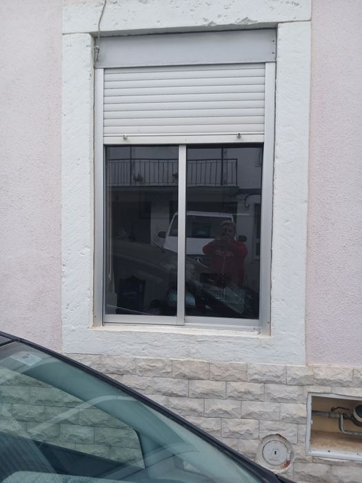 8 janelas com aro e porta rua.