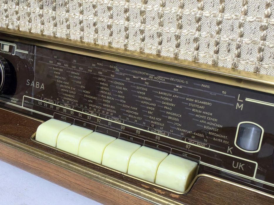 Rádio antigo reparado SABA