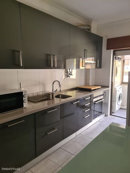 Apartamento T3, parcialmente mobilado. Pragal - Almada.
