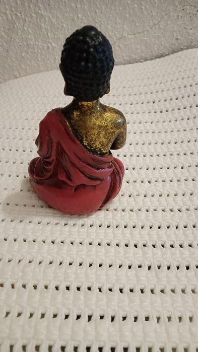 Buda dourado e vermelho
