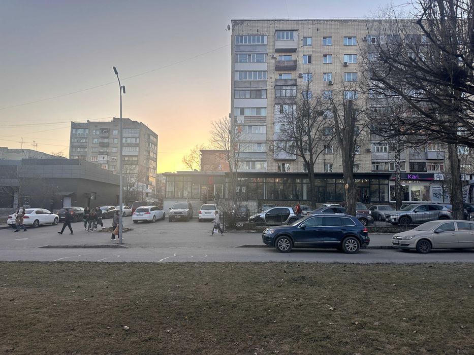 Оренда фасадного магазину Космонавтів поруч з АТБ