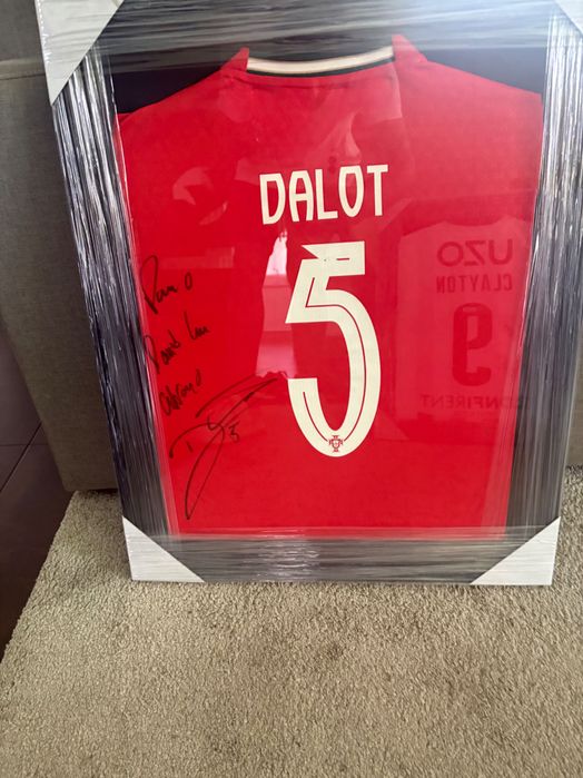 Camisola oficial Dalot autografada