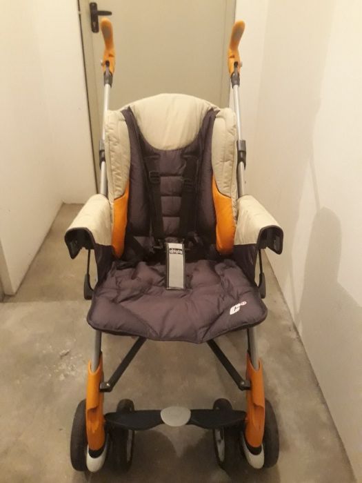 Carrinho de bebé Chicco e cadeirinha autoo igual, quase novinho!!!
