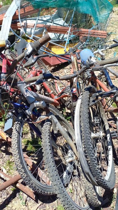 Bicicletas  a precisar de arranjar.