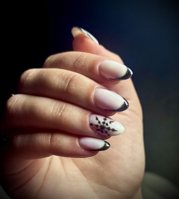 Манікюр,нарощення,укріплення нігтів