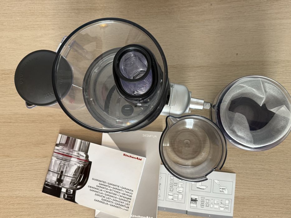 Wolnoobrotowa wyciskarka KitchenAid 5KSM1JA plus akcesoria