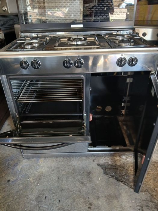 Vendo fogão porta botijas, com 5 bocas e forno a gás.  Nunca usado
