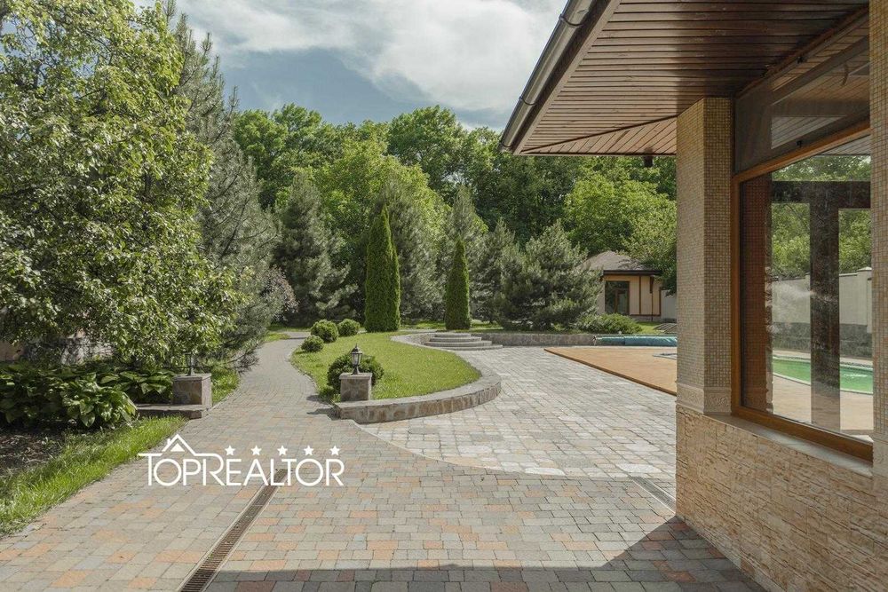 Сучасний заміський котедж із басейном у селищі Високий