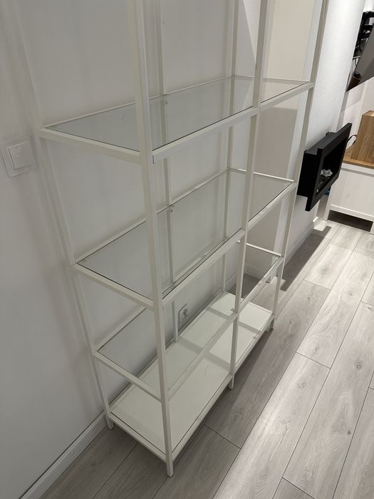 Regał bialy metalowy ze szklanymi półkami