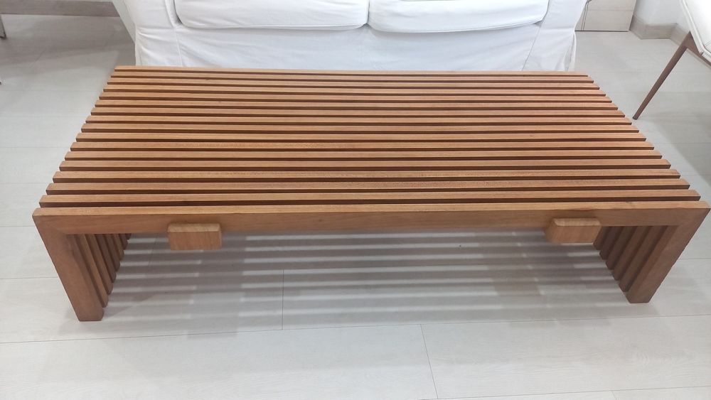 Mesa de centro ripado de madeira  maciça com design moderno