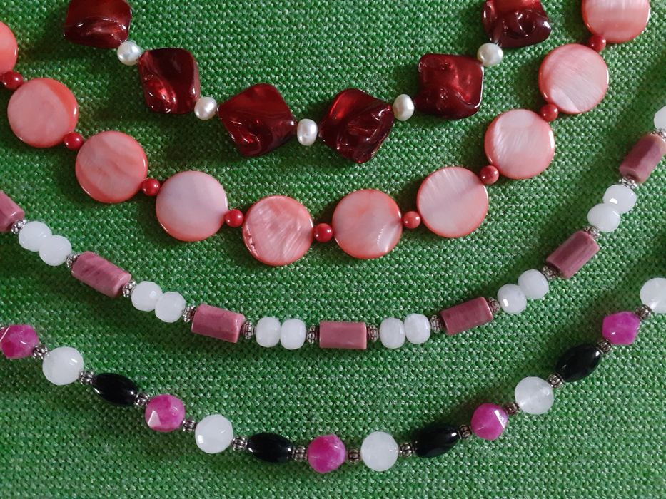 Komplet biżuterii z kamieni i masy perłowej - naszyjnik kolczyki brans