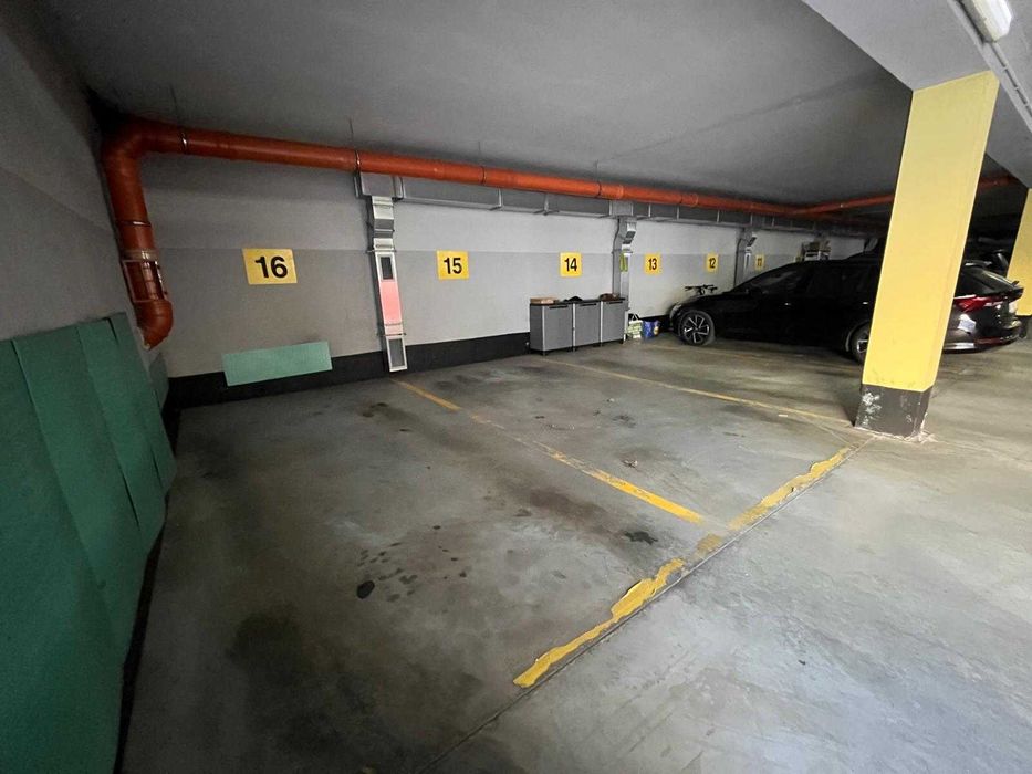 Miejsce parkingowe w hali garażowej - Garaż