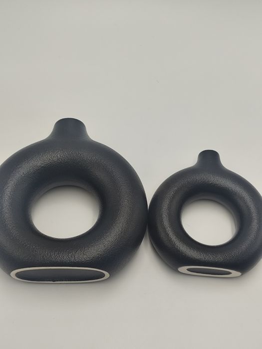 Nowoczesny zestaw 2 wazonów ceramicznych czarne donuty dekoracyjne