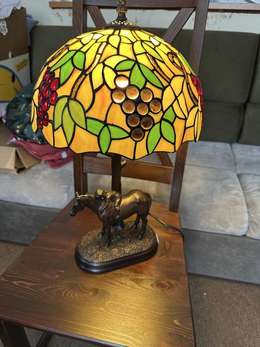 Figuralna lampa witrażowa w stylu Tiffany dziecko na koniu