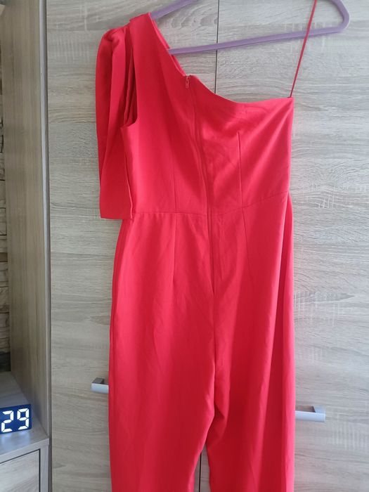 Czerwony elegancki kombinezon na jedno ramię