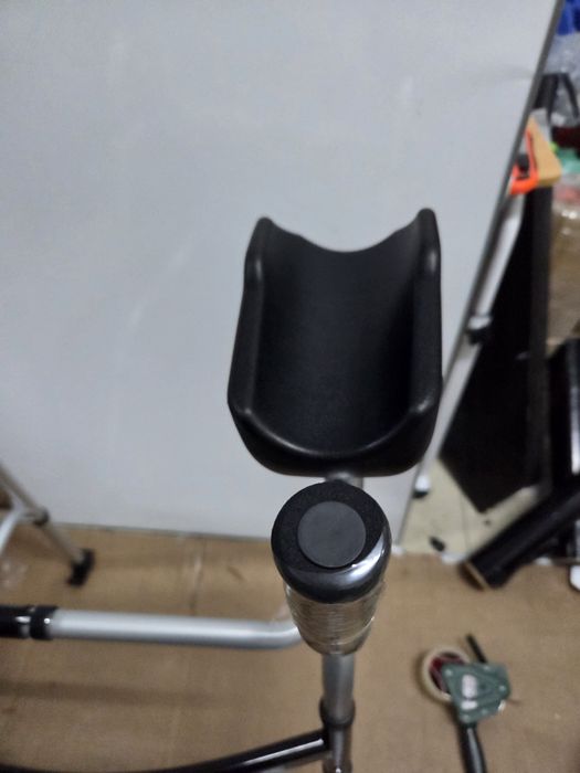 Andarilho com apoio antebraço