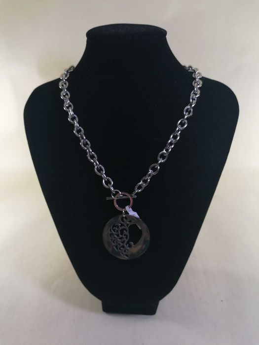 Colar com elos largos e medalha redonda e coração recortado - Aço