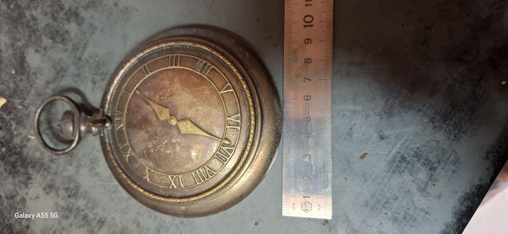 Caixa em forma de relógio