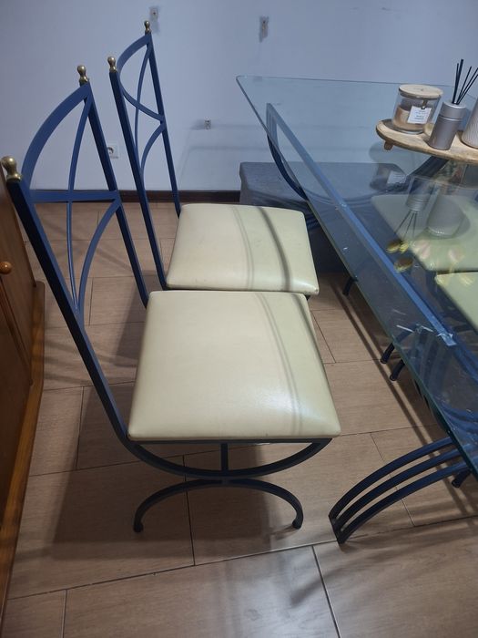 Mesa e cadeiras de ferro e tampo de vidro