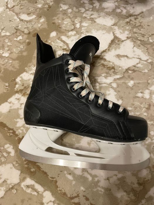 Продам чоловіче взуття для хокею.