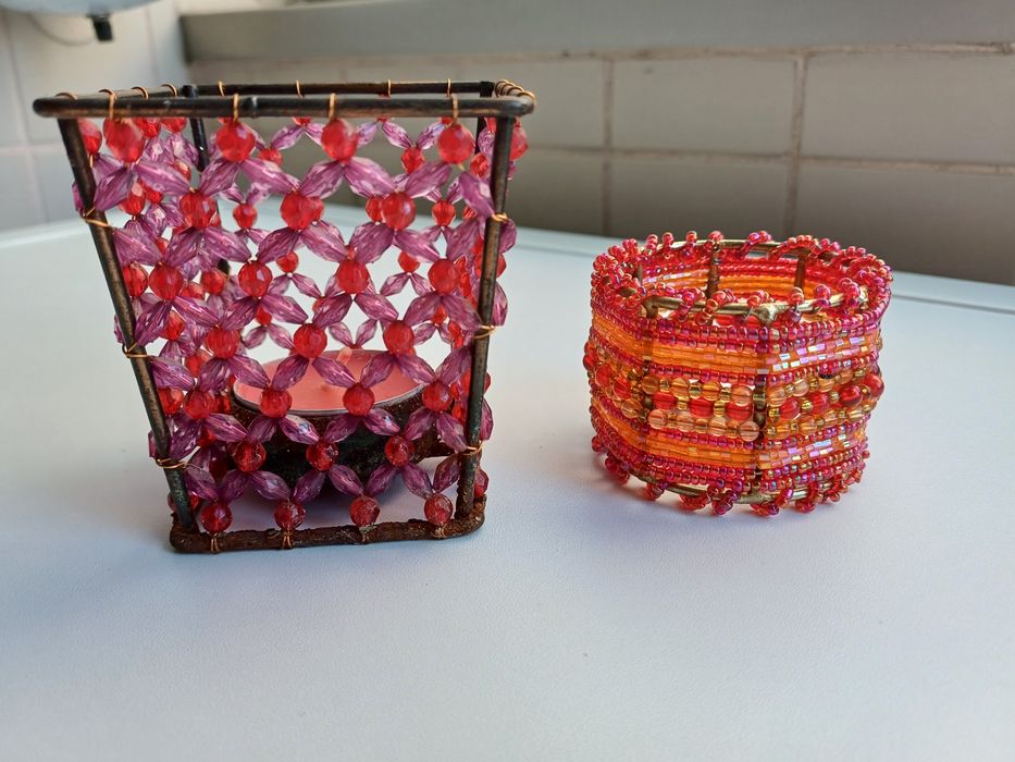 Porta-velas com missangas da Natura e argola para guardanapos
