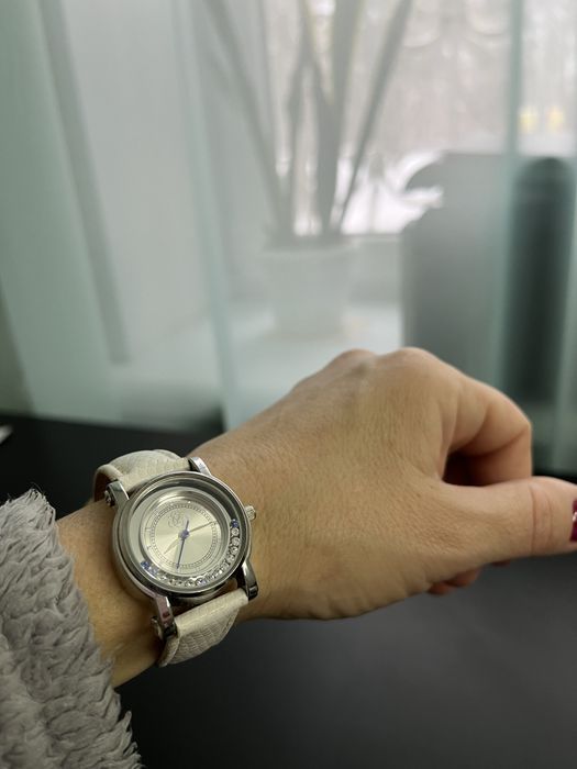 часы наручные женские с камушками Сваровски