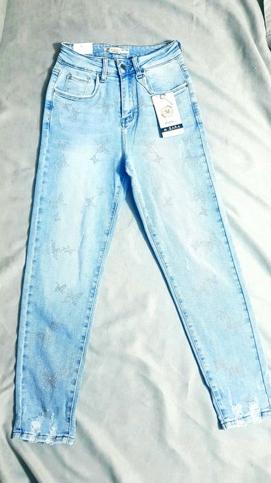 MSara Spodnie jeans dżinsy s mom fit cyrkoniowe motyle