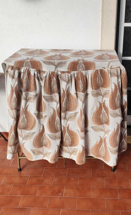 Divã com colchão em metal