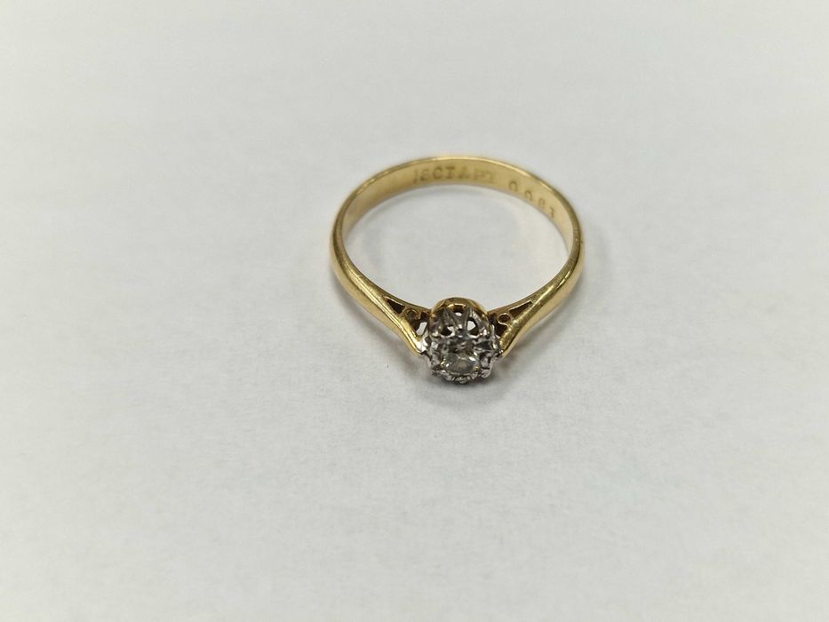 Złoty pierścionek/ 750/ 1.88 gram/ DIA 0.08 CT/ oprawa Platyna/ XX wiek/ praca ręczna