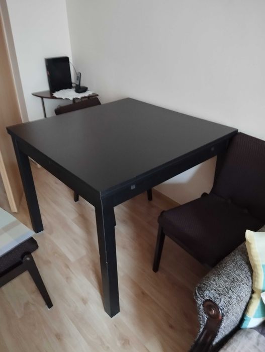 Stół kwadratowy . Rozkładany . Używany w bardzo dobrym stanie