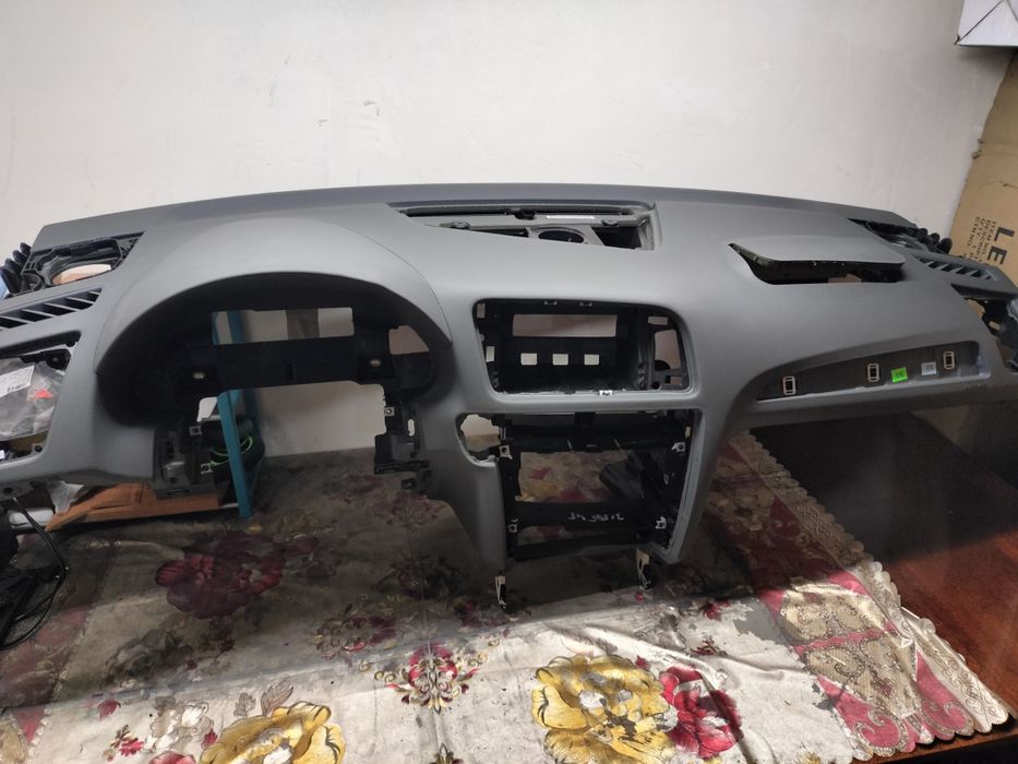 Продам торпедо панель Audi Q5 8r